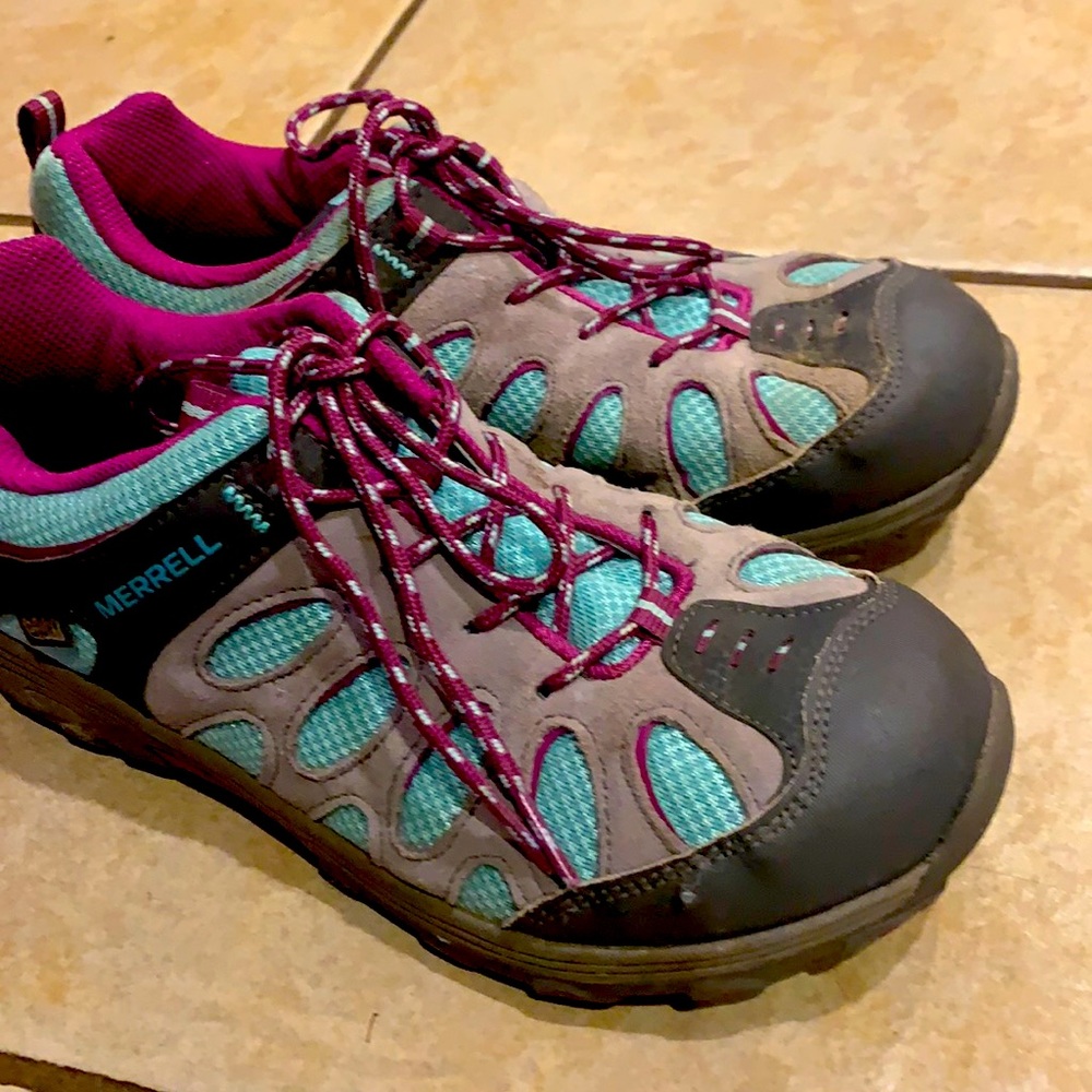 Merrell low lace size 6m women’s hiking shoe. Worn once.Great condition!